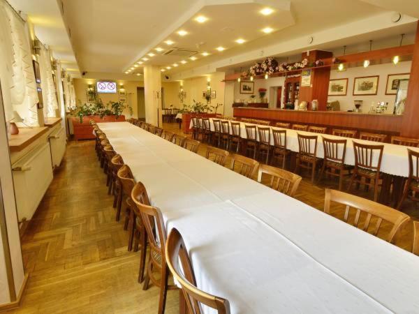 Ludowa Restauracja & Noclegi Kietrz المظهر الخارجي الصورة