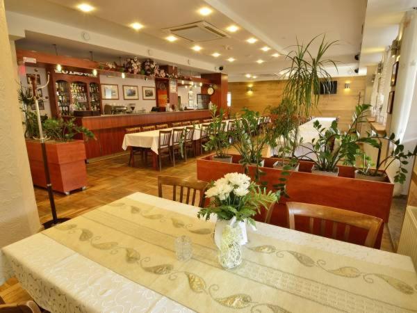 Ludowa Restauracja & Noclegi Kietrz المظهر الخارجي الصورة